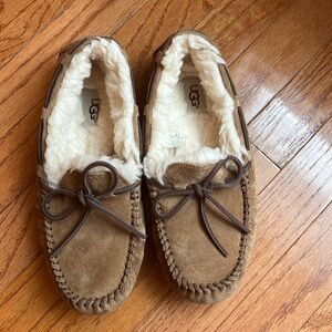 Ugg Women’s slippers US size 7 like new!
